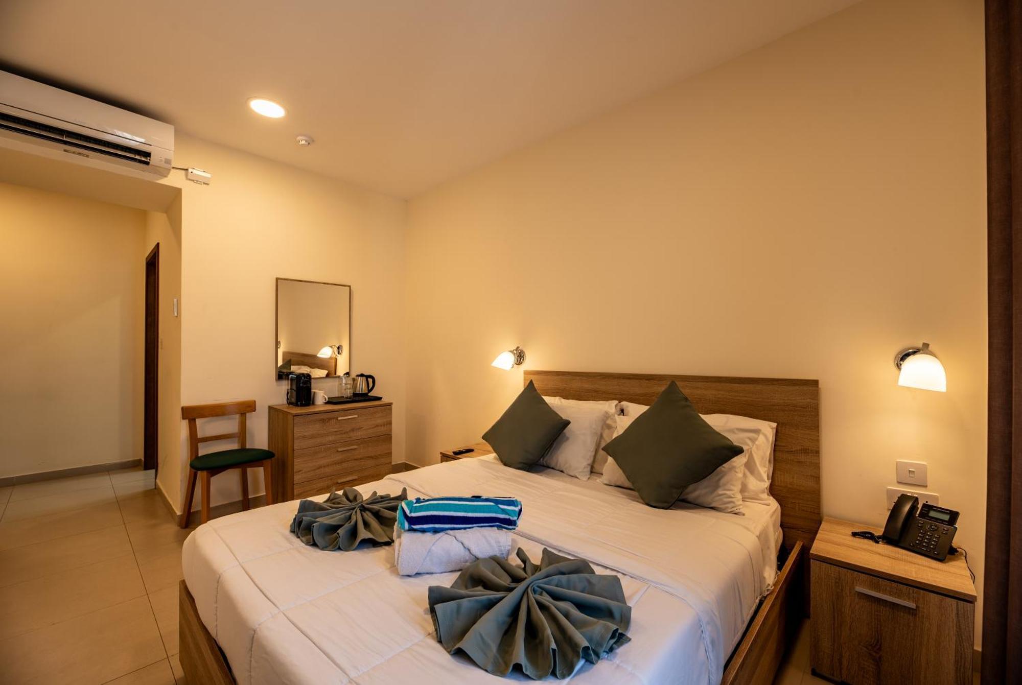 Euroclub Hotel Σεντ Πόλς Μπέι Εξωτερικό φωτογραφία